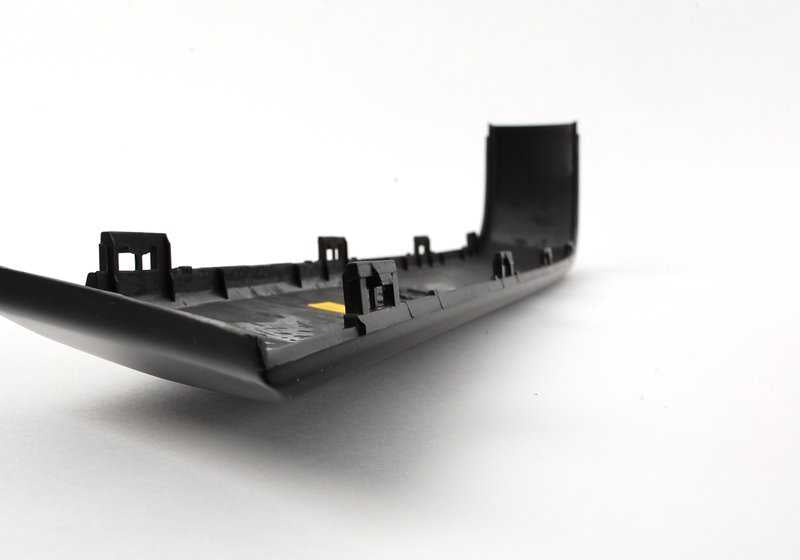 Moldura lateral trasera izquierda OEM 51121945927 para BMW E30. Original BMW.