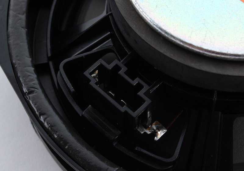 Altavoz delantero Harman Kardon OEM 65139143273 para MINI R50, R52, R53. Compatible con versiones One, Cooper y Cooper S. Original MINI.