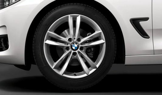 Juego de llantas y neumáticos de invierno V-Speiche 658 OEM 10026582B para BMW F30, F30N, F31, F31N, F32, F32N, F33, F33N, F36, F36N. Montaje completo con neumáticos Pirelli Winter Sottozero 3. Original BMW.