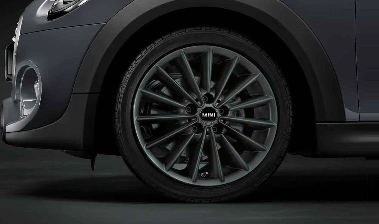 Rueda completa de invierno JCW Multi Spoke 505 negra mate 17" con neumático 205/45R17 88V OEM 36112461642 para MINI F55, F56, F57, F56 BEV… y más. Original MINI.