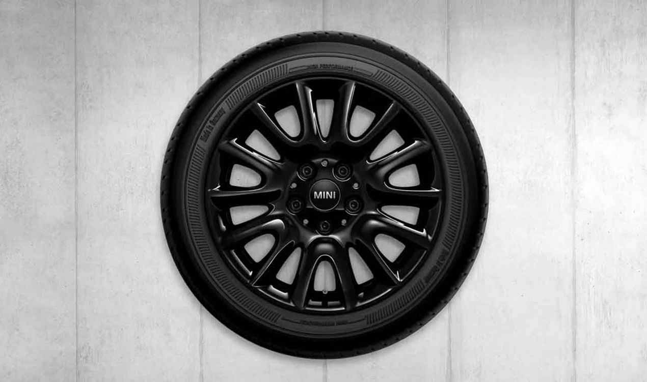 Llanta de aluminio negra Victory Spoke 16" OEM 36116855106 para MINI F55, F56, F57, F56 BEV… y más. Original MINI.