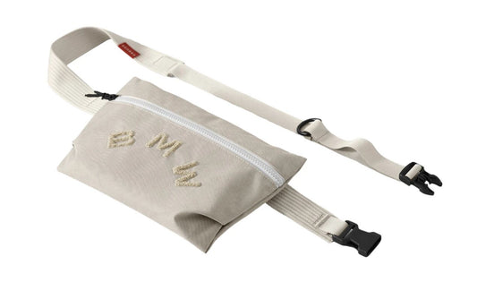Original BMW Bandolera Bag 80225B38DA1 3L Beige mit Bogendruck. Klimabeständiger, verstellbarer Gurt und Duraflexverschluss. Mit Innenraum. Original BMW. Kompatibel mit allen Modellen.