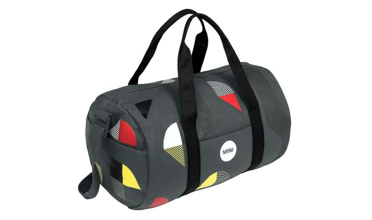 MINI Graphic Reisetasche, Farbe Salbei/Mehrfarbig OEM 80225A51685, mit abnehmbarem Schultergurt und wasserabweisendem Zwei-Wege-Reißverschluss. Originaler MINI.