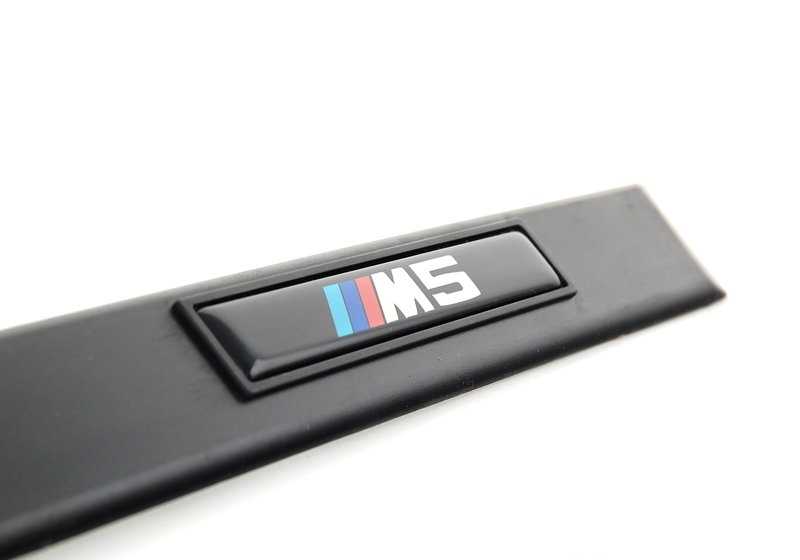 Moldura embellecedora puerta delantera derecha negra OEM 51132693354 para BMW E39. Recambio original BMW.