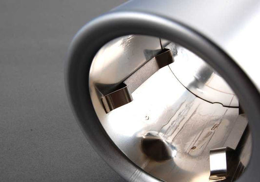 Embellecedor de escape acabado aluminio OEM 18307553642 para BMW E92, E92N, E93, E93N. Compatible con sistemas de escape traseros específicos. Original BMW.