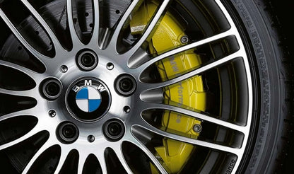 Sportbremskit 34110444738 für BMW E81, E87, E87N, E90, E90N, E91N, E92, E92N, E93, E93N. Enthält Pinzetten, belüftete Scheiben und vordere Pillen. Original BMW.