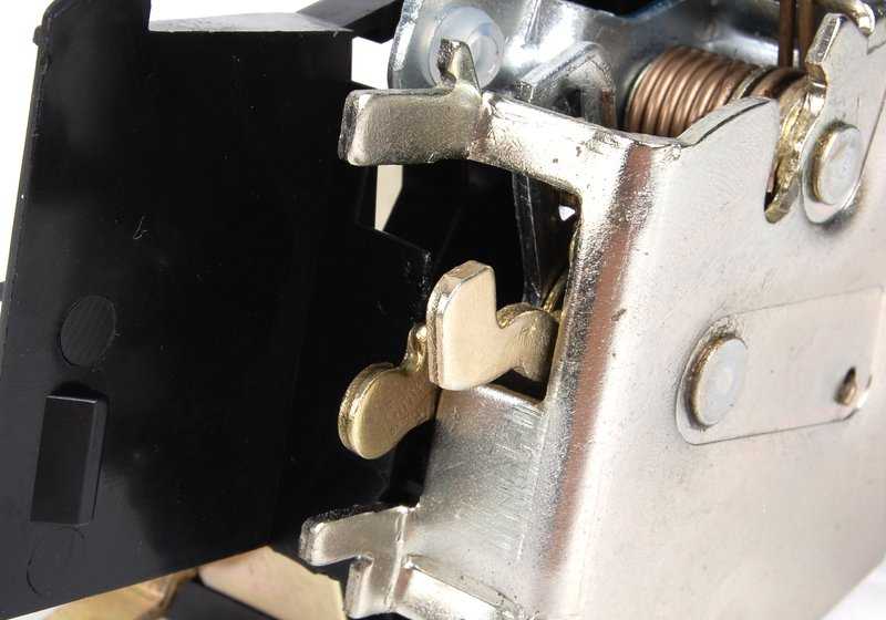 Cerradura trasera izquierda OEM 51228122419 para BMW E36. Original BMW.