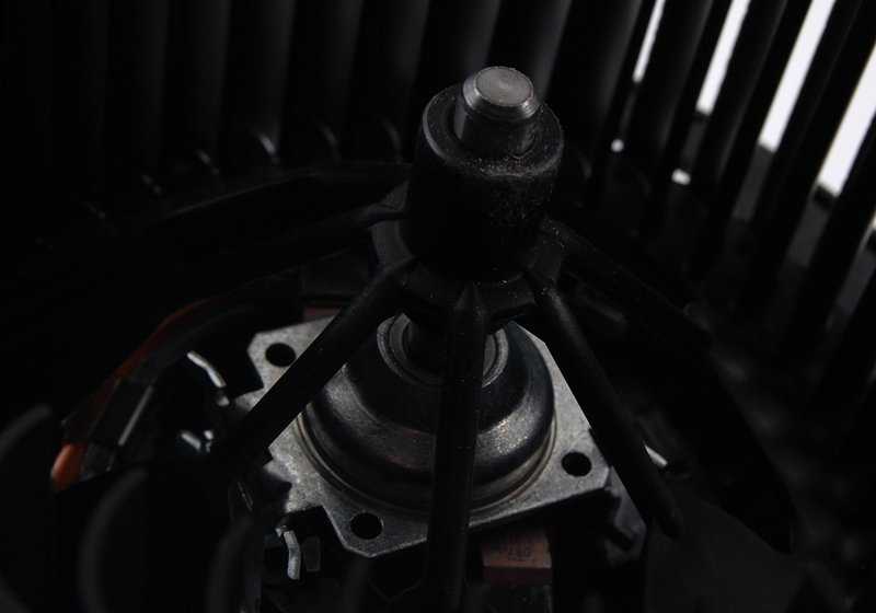 BMW Fan 1 E81, E82, E87, E88, Serie 3 E90, E91, E92, E93, X1 E84, X3 F25, X4 F26, Z4 E89 (OEM 64119227670). BMW originale