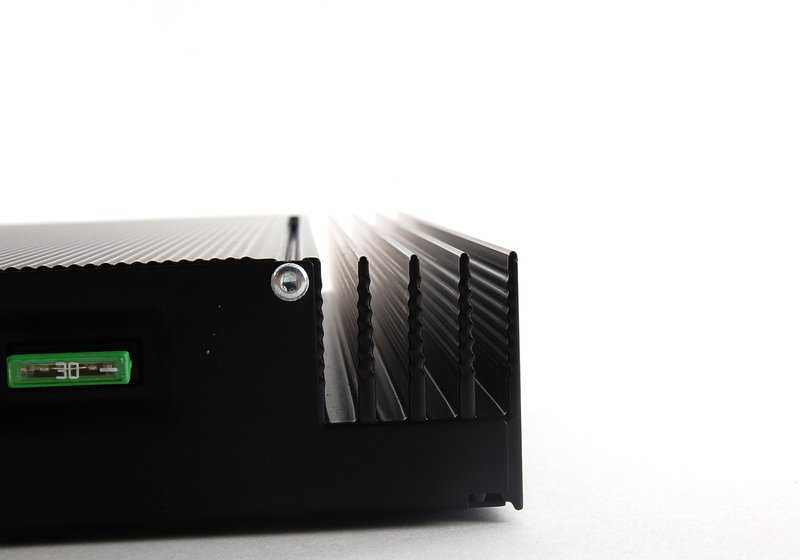 Amplificador sistema de sonido Hi-Fi OEM 65126963304 para BMW X3 E83 y Z4 E85. Mejora de audio original BMW para máxima calidad de sonido.