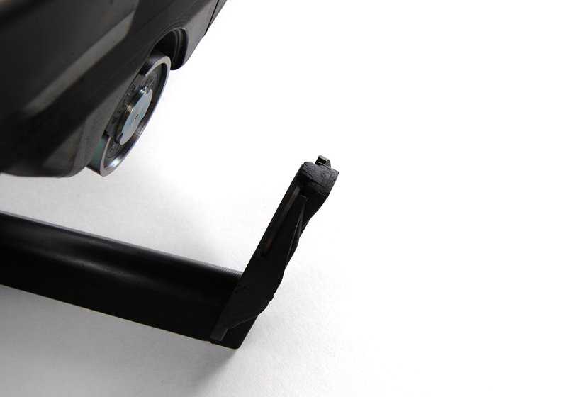Compuerta de aire inferior pasiva OEM 51117178119 para BMW E60, E61. Pieza original BMW.