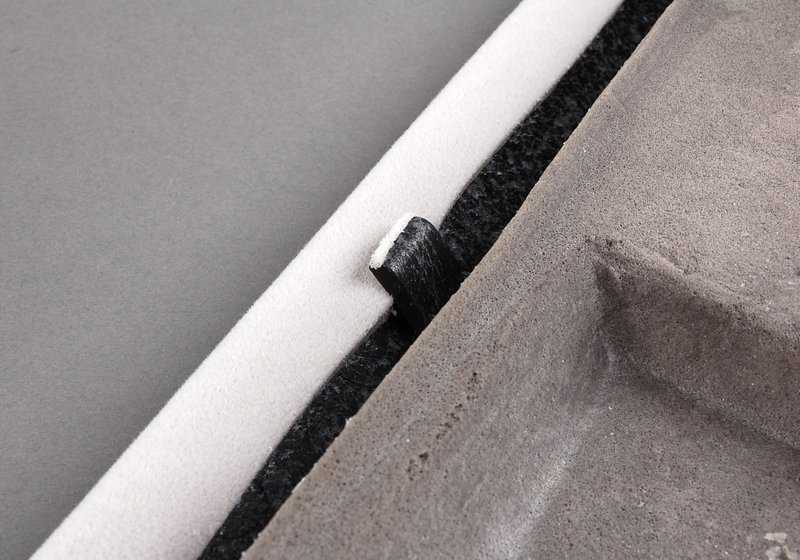 Embellecedor columna trasera izquierda OEM 51438160253 para BMW E31 (Serie 8). Color gris plata claro. Original BMW.