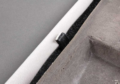 Embellecedor columna trasera izquierda OEM 51438160253 para BMW E31 (Serie 8). Color gris plata claro. Original BMW.