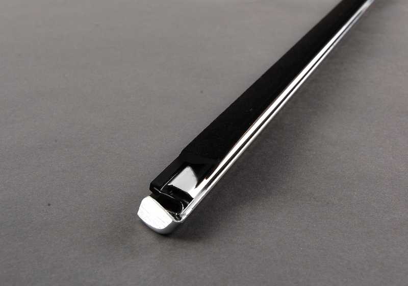 Cubierta pozo exterior derecha OEM 51348194760 para BMW Serie 3 E46 (1998-2004). Original BMW.