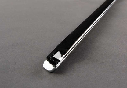 Cubierta pozo exterior derecha OEM 51348194760 para BMW Serie 3 E46 (1998-2004). Original BMW.