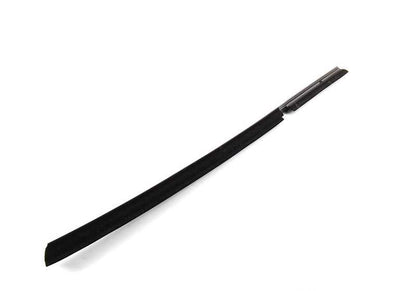 Moldura interior trasera derecha OEM 51222694038 para BMW E39. Acabado en negro brillante. Original BMW.