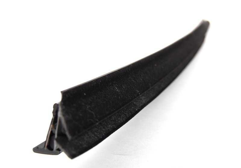 Moldura interior trasera derecha OEM 51222694038 para BMW E39. Acabado en negro brillante. Original BMW.