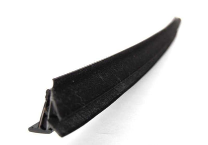 Moldura interior trasera derecha OEM 51222694038 para BMW E39. Acabado en negro brillante. Original BMW.