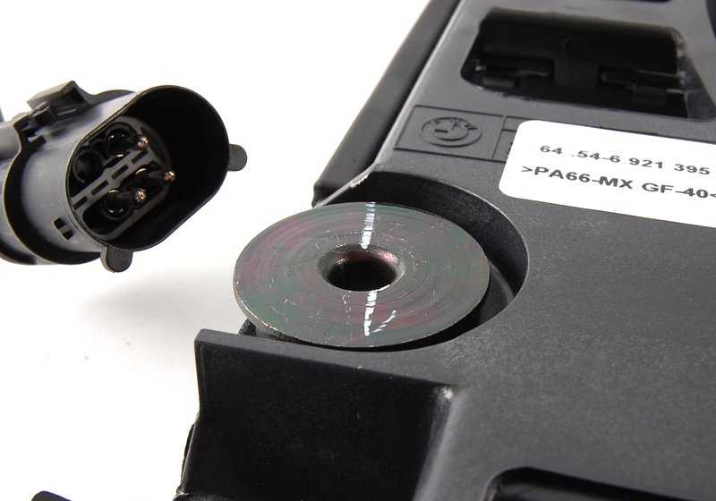Ventilador adicional OEM 64546921395 para BMW E39 520i (M52) con cambio manual o automático. Compatible con modelos fabricados entre 1996 y 2003. Original BMW.
