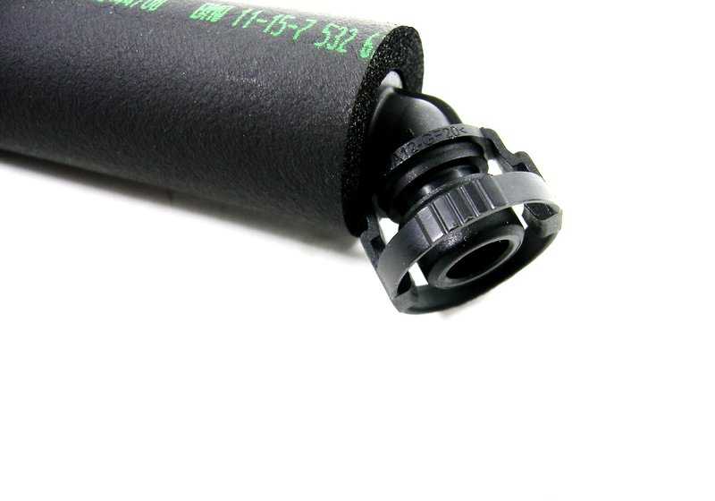 OEM 11157532628 Tube de ventilation du moteur pour BMW X5 E53 3.0i avec moteur M54. Compatible avec les modèles fabriqués entre 2000 et 2006. BMW original.