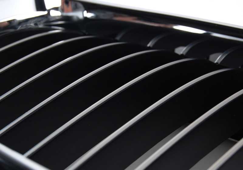 Rejilla decorativa derecha cromada OEM 51132497262 para BMW E39 535i y 540i (1996-2003). Compatible con versiones manuales y automáticas. Original BMW.