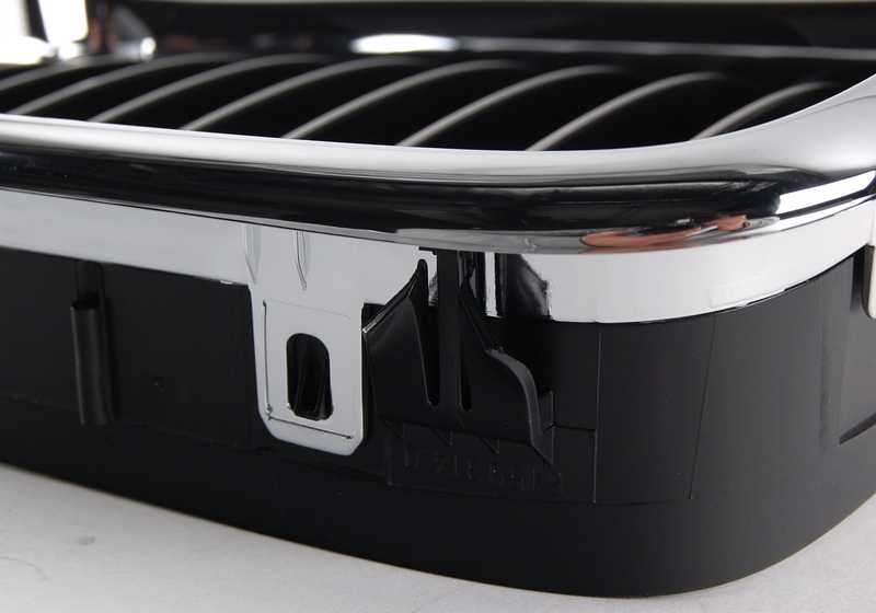 Rejilla decorativa derecha cromada OEM 51132497262 para BMW E39 535i y 540i (1996-2003). Compatible con versiones manuales y automáticas. Original BMW.