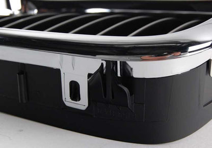 Rejilla decorativa derecha cromada OEM 51132497262 para BMW E39 535i y 540i (1996-2003). Compatible con versiones manuales y automáticas. Original BMW.
