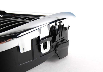 Rejilla decorativa derecha cromada OEM 51132497262 para BMW E39 535i y 540i (1996-2003). Compatible con versiones manuales y automáticas. Original BMW.