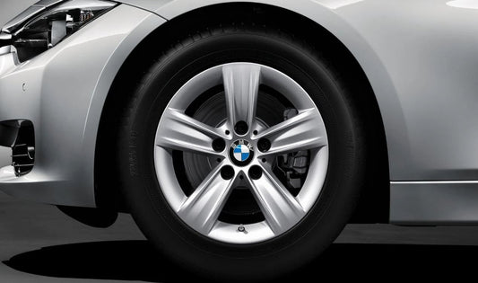 Llanta de aluminio diseño estrella 391 OEM 36116796237 para BMW F30, F31, F32, F36. Compatible con versiones 316d, motores N47, N13, N20, B47. Color plata reflex. Original BMW.