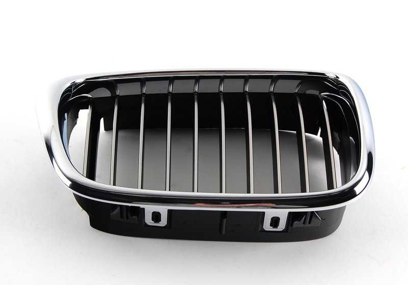 Rejilla decorativa derecha cromada OEM 51132497262 para BMW E39 535i y 540i (1996-2003). Compatible con versiones manuales y automáticas. Original BMW.