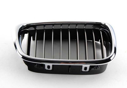 Rejilla decorativa derecha cromada OEM 51132497262 para BMW E39 535i y 540i (1996-2003). Compatible con versiones manuales y automáticas. Original BMW.