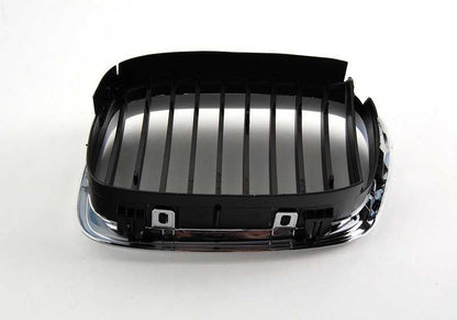 Rejilla decorativa derecha cromada OEM 51132497262 para BMW E39 535i y 540i (1996-2003). Compatible con versiones manuales y automáticas. Original BMW.