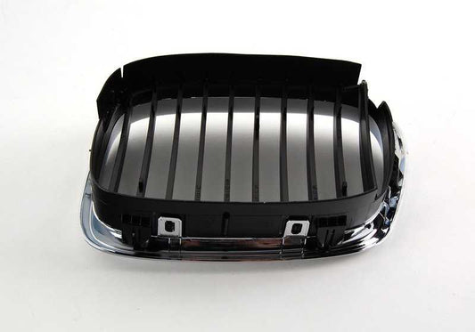 Rejilla decorativa derecha cromada OEM 51132497262 para BMW E39 535i y 540i (1996-2003). Compatible con versiones manuales y automáticas. Original BMW.