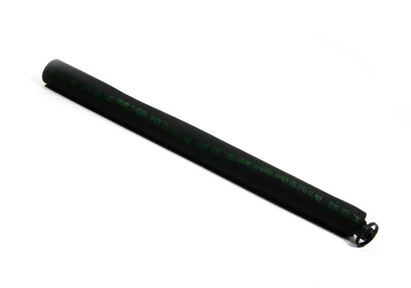 OEM 11157532628 Tube de ventilation du moteur pour BMW X5 E53 3.0i avec moteur M54. Compatible avec les modèles fabriqués entre 2000 et 2006. BMW original.