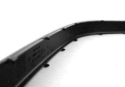 Moldura paragolpes delantera izquierda OEM 51118159351 para BMW E39 520d, 520i. Compatible con modelos fabricados entre 1996 y 2003. Repuesto original BMW.