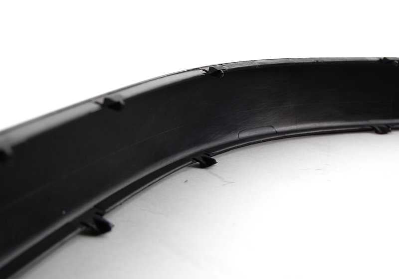 Moldura paragolpes delantera derecha OEM 51118159352 para BMW E39 520d, 520i. Compatible con modelos fabricados entre 1996 y 2003. Original BMW.
