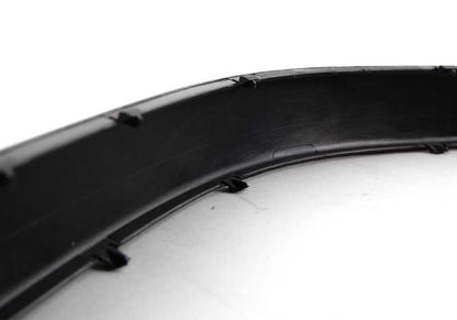 Moldura paragolpes delantera derecha OEM 51118159352 para BMW E39 520d, 520i. Compatible con modelos fabricados entre 1996 y 2003. Original BMW.