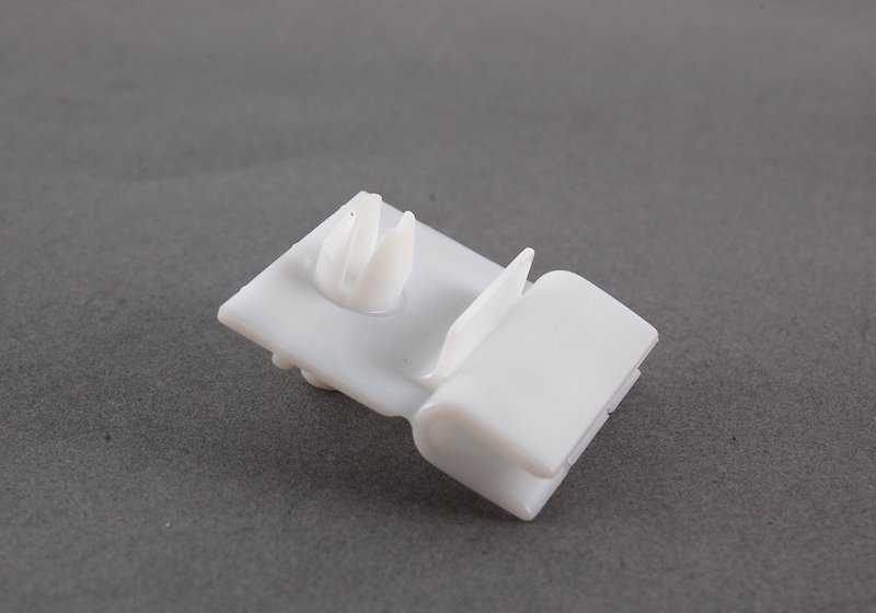 Clip de sujeción M Technic OEM 51712239711 para BMW E30. Pieza original BMW. Ideal para fijación en spoiler delantero M Technic.