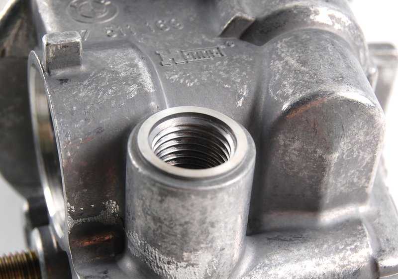 Filtro de aceite sin conexión a radiador de aceite OEM 11427511169 para BMW E39, E32, E38, E31, E53, E52. Original BMW.