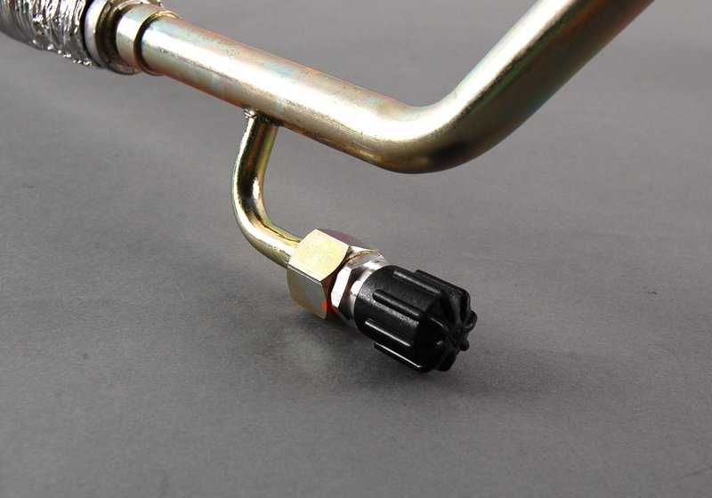 Tubería de succión del evaporador al compresor OEM 64538391051 para BMW E30 316i (todos los modelos con motor M10). Original BMW.