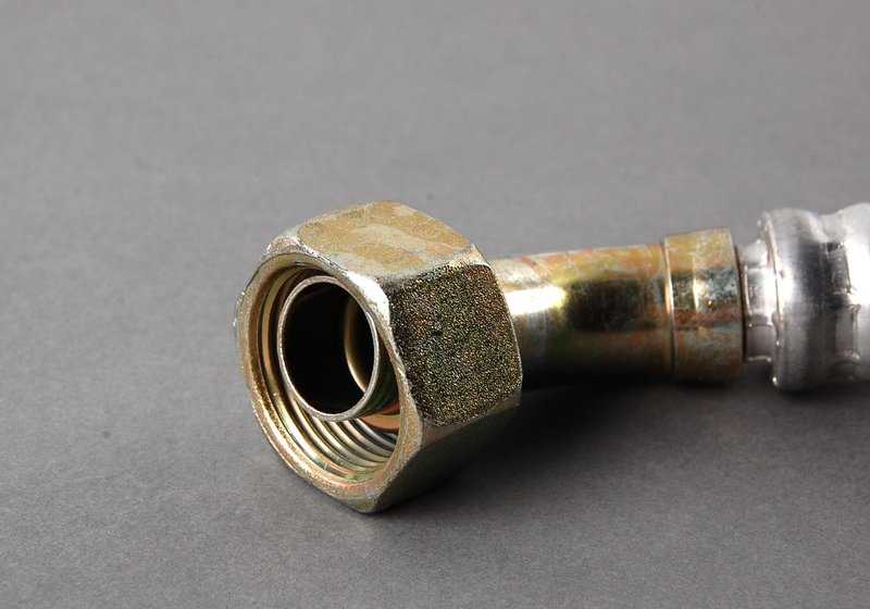 Tubería de succión del evaporador al compresor OEM 64538391051 para BMW E30 316i (todos los modelos con motor M10). Original BMW.