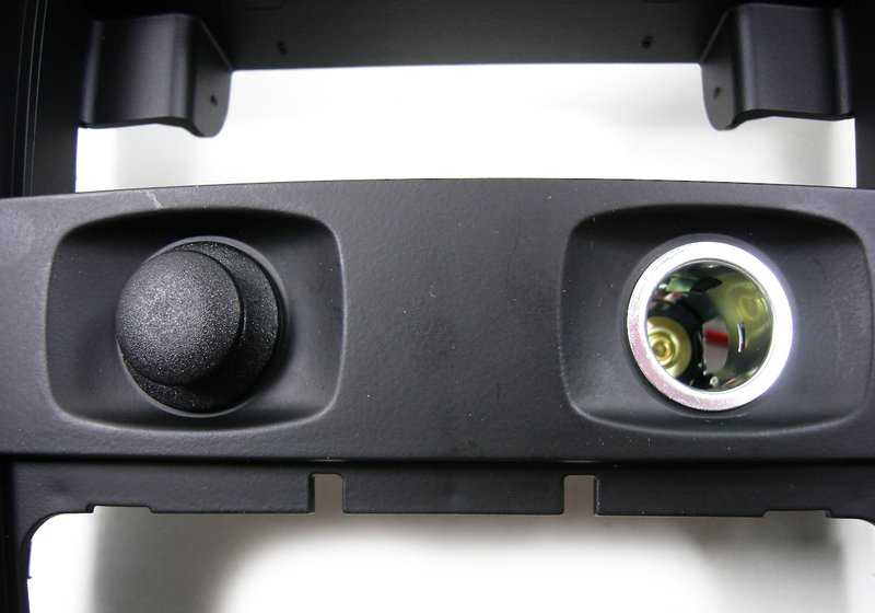 Embellecedor trasero negro OEM 51167150155 para BMW Serie 3 E90 y E91 (316d, 316i). Compatible con modelos fabricados entre 2008 y 2011. Original BMW.