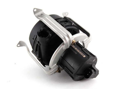 Bomba de aire secundaria OEM 11721433958 para BMW E39 {535i, 540i}. Original BMW.