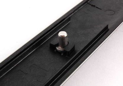 Moldura aluminio puerta delantera izquierda OEM 51457047155 para BMW E46 {316i AL11, AL12, AL21, AL22, AL51, AN72, AN82, AX31, AX32, AX41}. Original BMW.