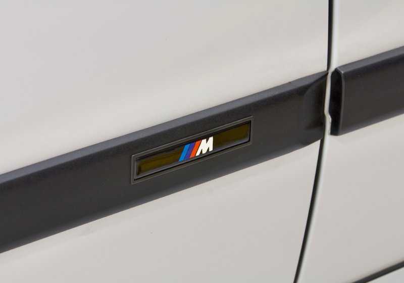 Juego de reequipamiento listones parachoques M delantero OEM 82119403140 para BMW Serie 3 E36. Original BMW.