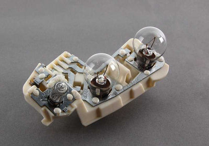 Portalámpara luz trasera tapa maletero izquierda OEM 63217183841 para BMW Serie 3 E90 316i, 318d... y más. Original BMW.