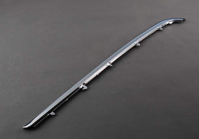 Moldura derecha OEM 51121908076 para BMW E32. Original BMW.