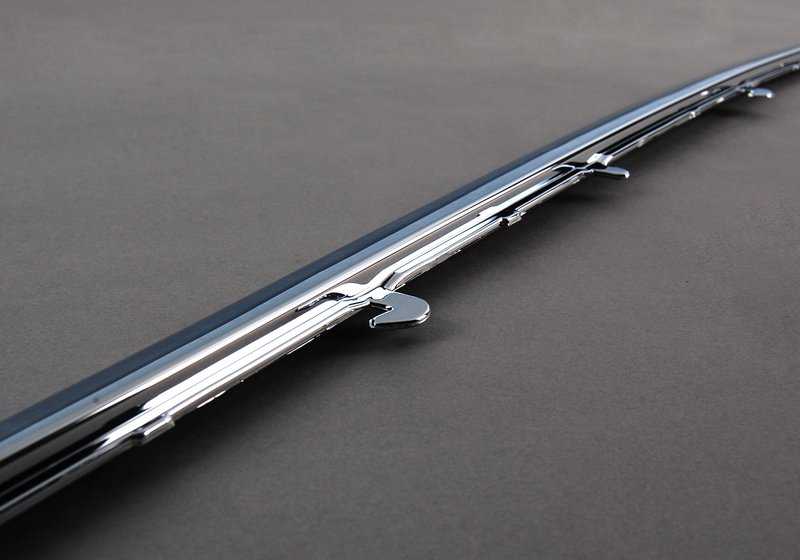 Moldura derecha OEM 51121908076 para BMW E32. Original BMW.