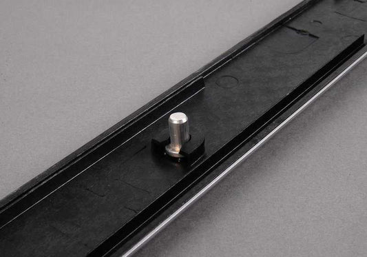 Moldura decorativa puerta trasera derecha aluminio OEM 51457047158 para BMW E46. Original BMW.