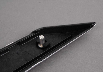 Moldura decorativa puerta trasera derecha aluminio OEM 51457047158 para BMW E46. Original BMW.
