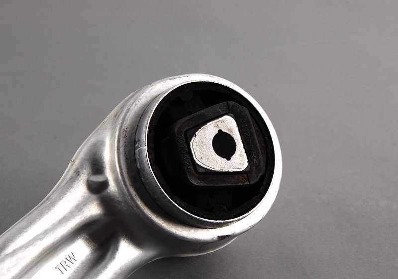 Connessione anteriore sinistra con silentblock OEM 31106770685 per BMW E60, E60N, E61, E61N. BMW originale.